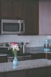 How to Choose Granite Vs. Quartz Countertops