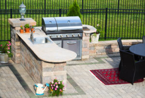 Benefits of an Outdoor Kitchen Countertop Made From Engineered Stone